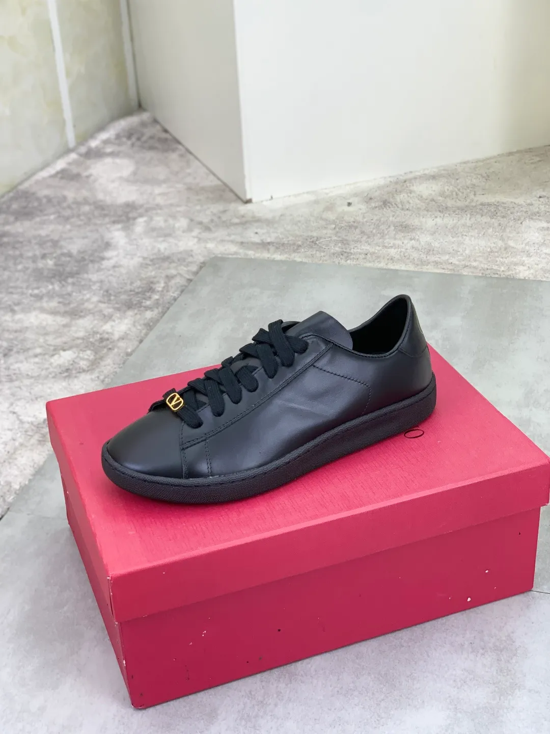 Men's men's shoes 💰P520 New style 💰 Top version Valentino Valentino 25/ Royco series Cherry 🍒Couple style Casual sneakers White shoes Original purchase and development Production Classic and timeless low-top sneakers outline a lazy silhouette, supplemented by low-key and restrained brand details, evolved into a must-have item in the wardrobe, comfortable and versatile!  ✔️Fabric: Original customized first-layer cowhide ✔️Inner lining: Imported breathable sheep lining ✔️Sole: Original molded anti-slip rubber material ✔️Size: 38-45